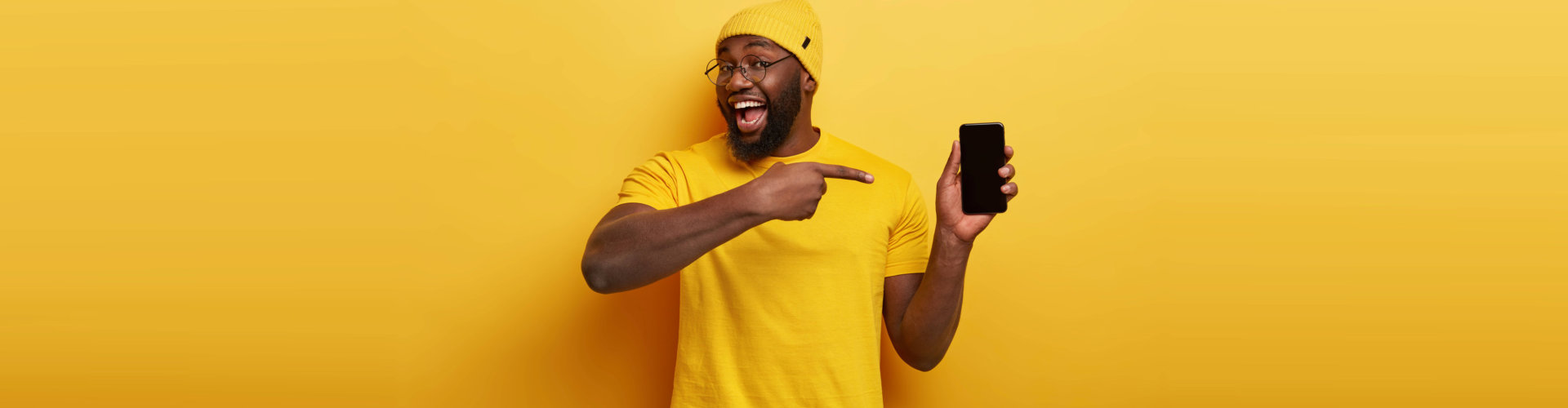 a man pointing on the phone